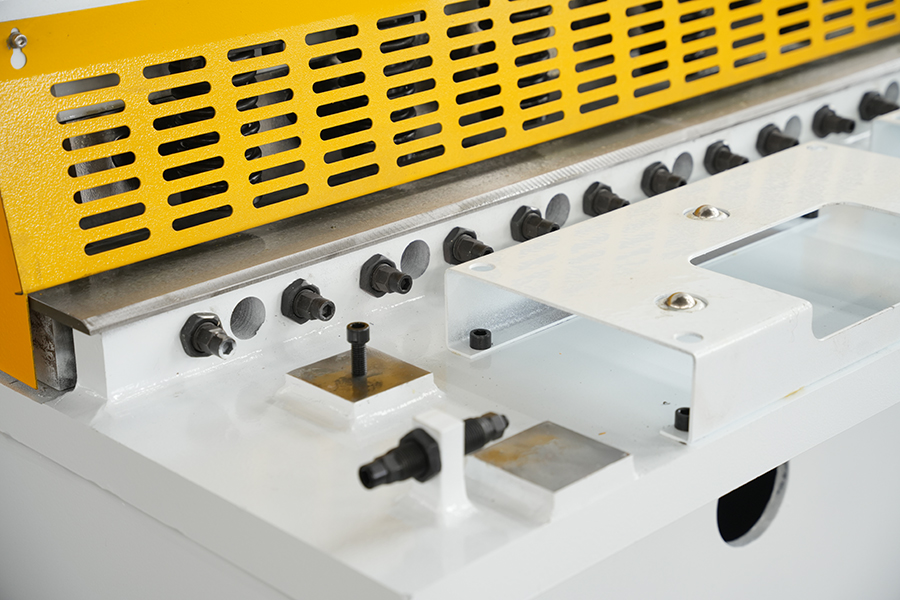 كيف تؤثر سرعة قطع آلة القص المتأرجحة على إنتاجية الإنتاج الكلي في بيئات التصنيع الشاقة؟