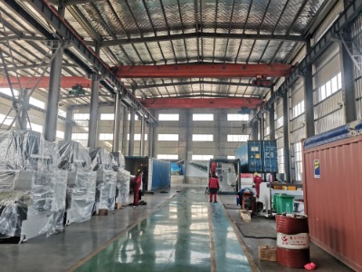 كيف تتعامل آلة الثني الكبيرة هذه مع تعويض التتويج للانحراف عبر طول الانحناء الكامل؟